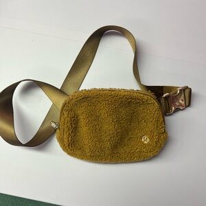 lululemon Belt Bag - Sherpa